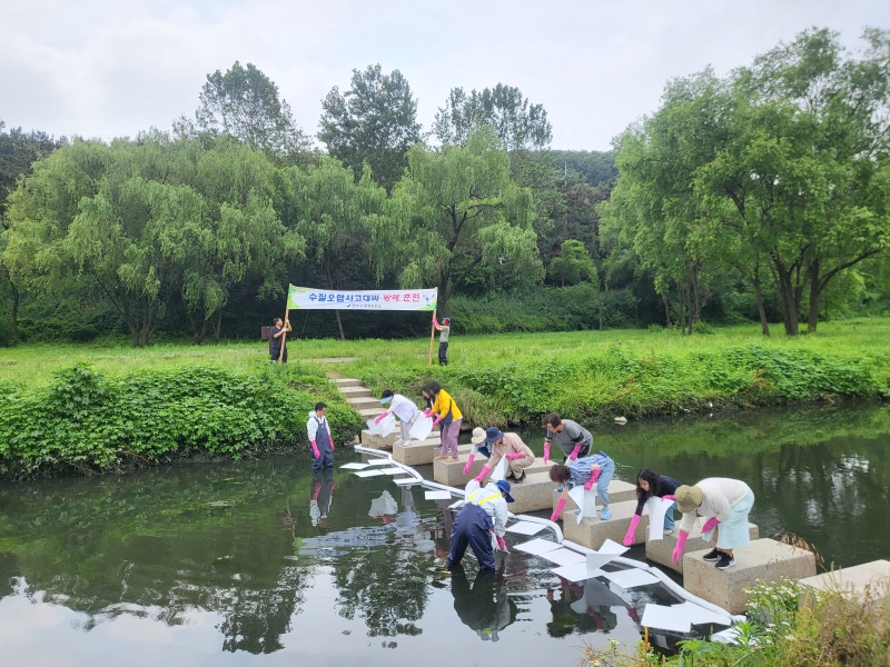 연수구는 지난 17일 승기천에서 인천시 및 연수구 직원, 민간 환경감시단 등 20여 명이 참여한 가운데 수질오염사고의 신속한 대응을 위한 시구 합동 방제 훈련을 실시했다